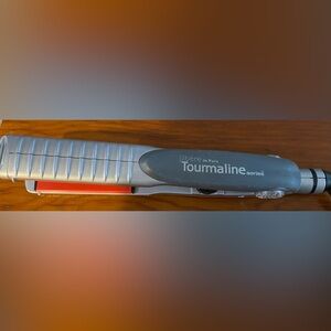 Jilbere de Paris Tourmaline Seriers Flat Iron